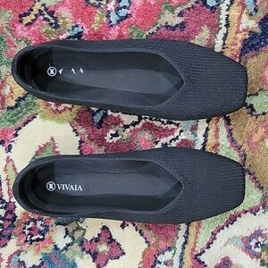 Vivian Square-Toe V-Cut Flats Margot Size 40 EU fits US Size 9 Black, Like New